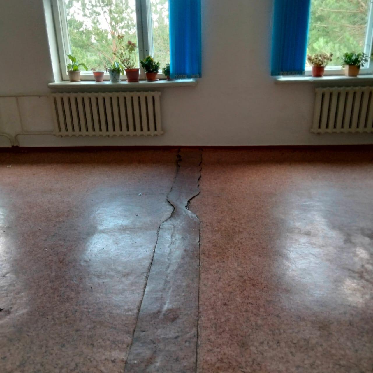 Күрделі жөндеуді қажет ететін бүгінгі мектеп ғимаратының жағдайы.